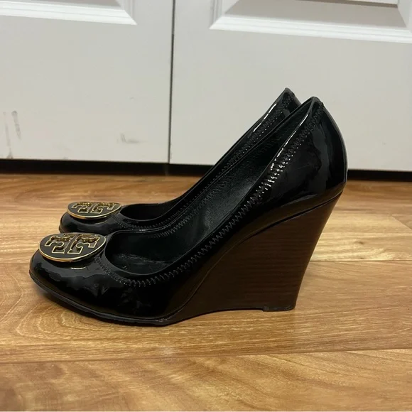 Tory Burch Patent Leather Wedges – Size 8.5 – Classic Logo Medallion - Picture 3 of 9